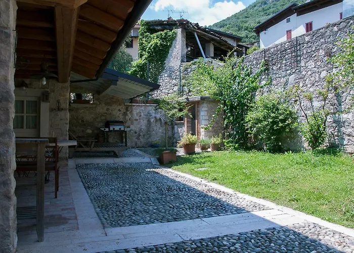 Feriehus Charming Rustic House Gardone Riviera